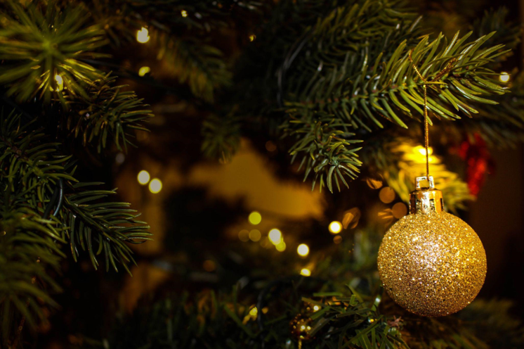 3 Cleaning Tips for Spotless Christmas Garland and Lighted Tree Toppers